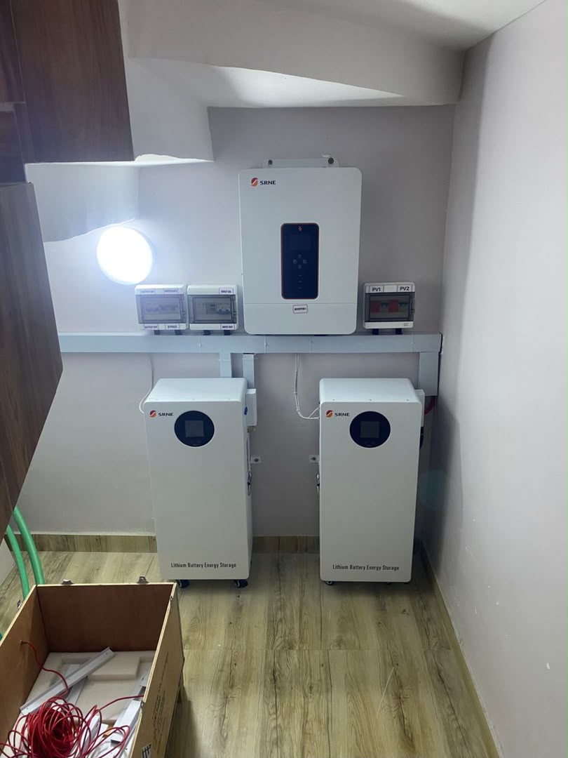 SRNE 16kW inverter with 32kWh lithium batteries and 24 620W solar panels